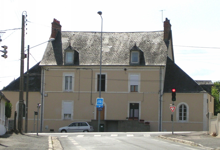 Maison de cadre située face à l'entrée de la fonderie de Mazières.