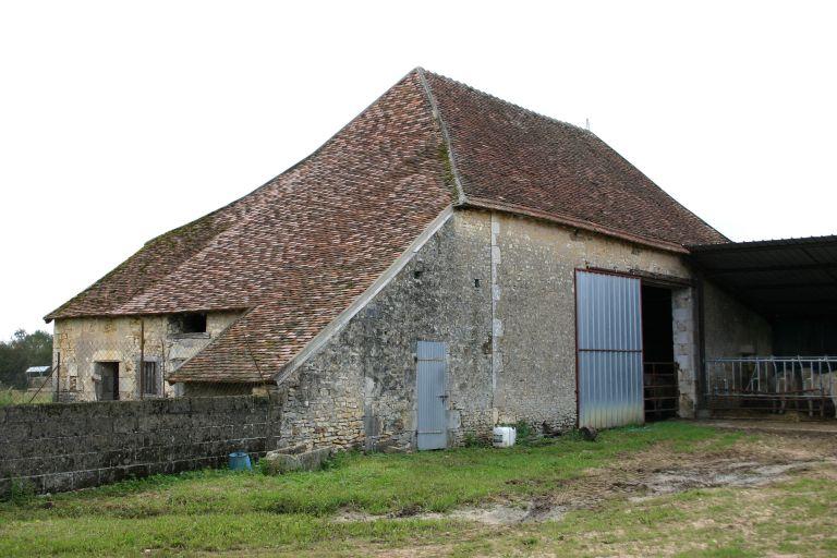 Grange agrandie et appentis.