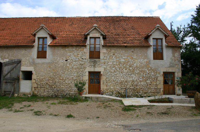 Anciennes étables, transformées en gîte.