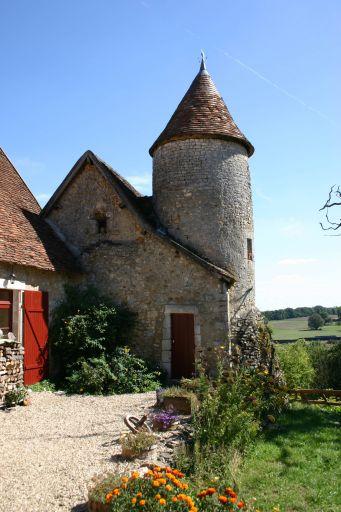 Domaine de Peubert, tour et bâtiment associé.