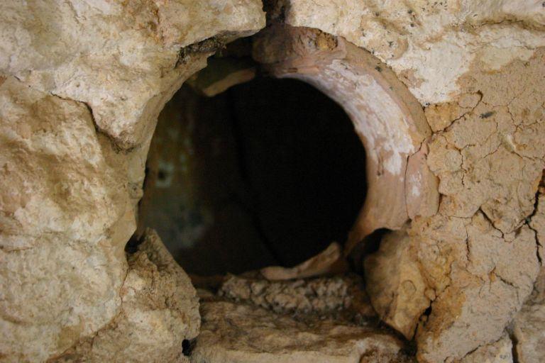 Détail d'un boulin circulaire en terre cuite.
