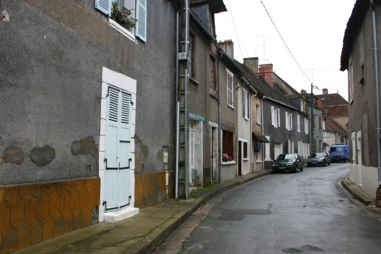 Maisons, rue du bourg, rive droite.