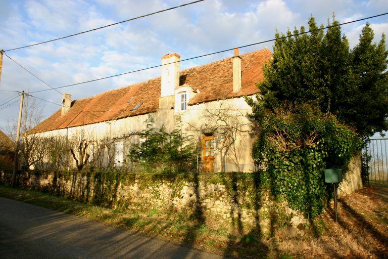 L'habitation, vue côté route.