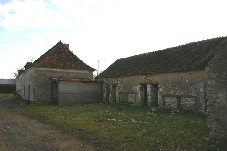 La bergerie et la maison.