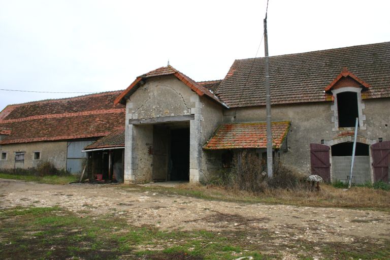 Bâtiment de ferme du Bois Pictaveau : porteau d'entrée de la grange et de l'étable.