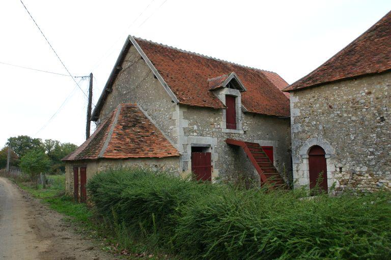 L'écurie avec toit à cochons en pignon.