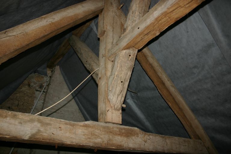 Ferme de charpente d'une maison de la rue.
