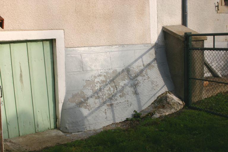 Base du mur, très épais.