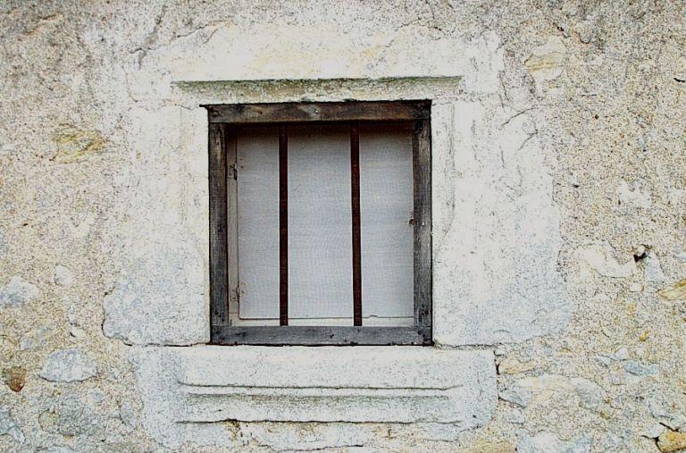 Ouverture sur le bâtiment d'habitation.