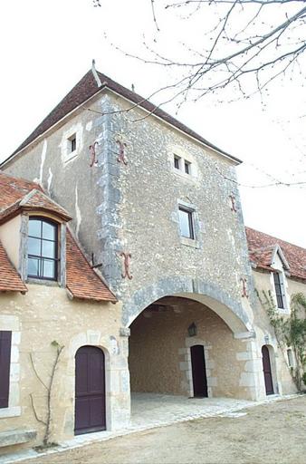 Porche d'entrée, vu côté cour.
