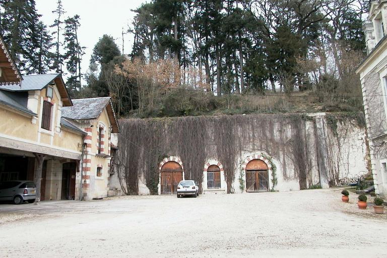Caves partiellement maçonnées et creusées dans le coteau.