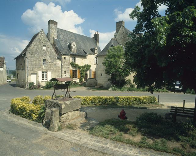 Vue générale de la place avec le puits et les maisons dites 'Gaby' et 'de la forge'.
