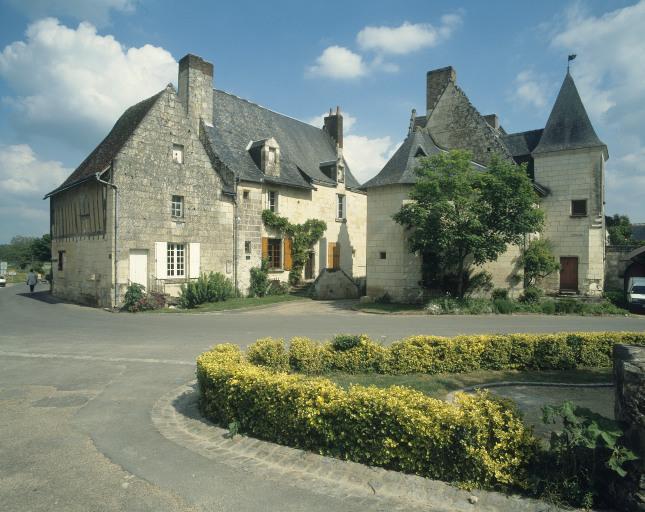 Vue générale de la place avec le puits et les maisons dites 'Gaby' et 'de la forge'.