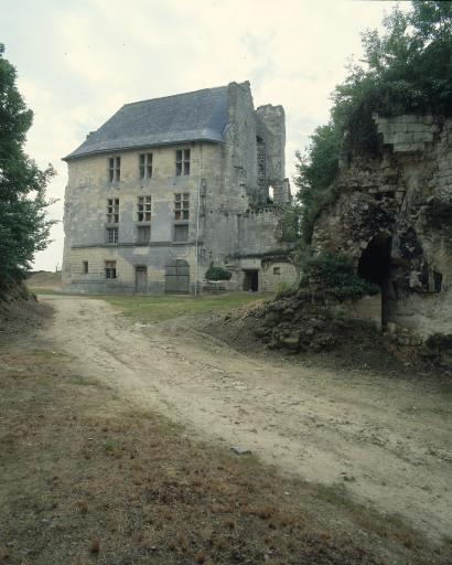 Logis seigneurial : façade sur cour.