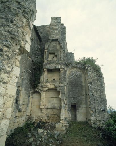 Vestiges d'une partie du corps de logis au sud-ouest.