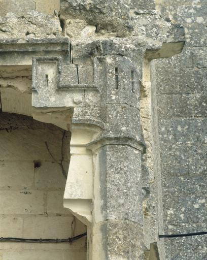 Détail représentant une tour d'une des cheminées de la partie sud-ouest du corps de logis ruiné.