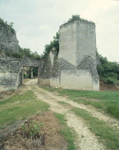 Tour ouest et départ du fossé.