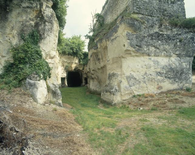 Fossé et entrée des carrières.