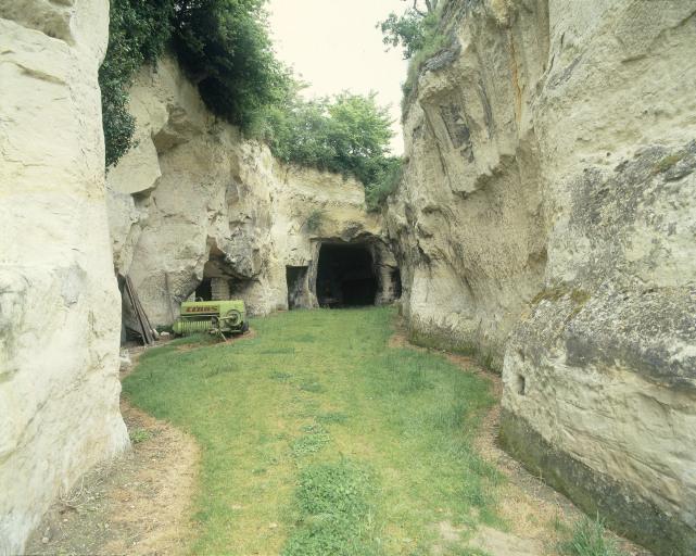 Fossé et entrée des carrières.