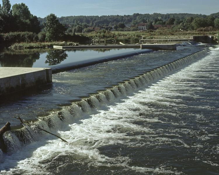 Vue d'ensemble du barrage moderne ayant remplacé le barrage à aiguilles, état le 17 septembre 2004.