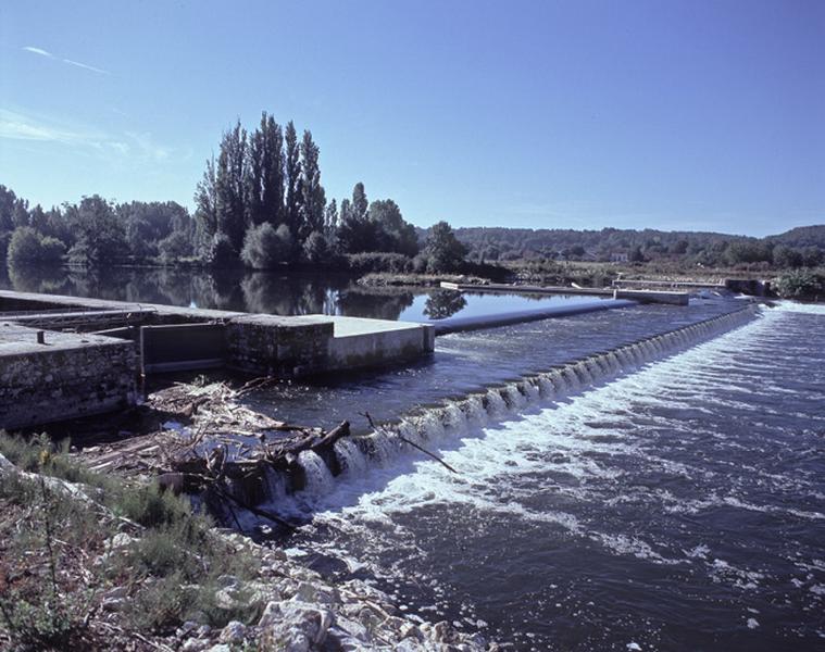 Vue d'ensemble du barrage moderne ayant remplacé le barrage à aiguilles, état le 17 septembre 2004.