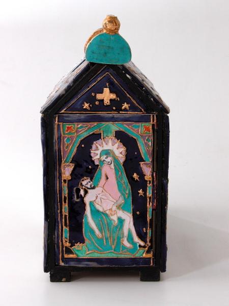 Détail d'une façade : Vierge de Pitié.