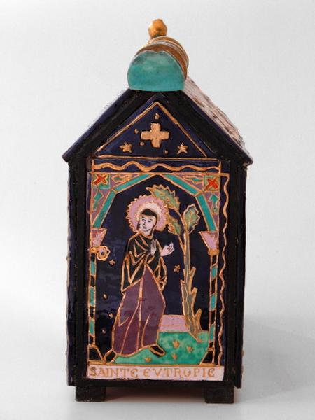 Détail d'une façade : sainte Eutropie.