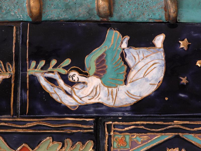 Détail d'une pente du toit : ange en vol.