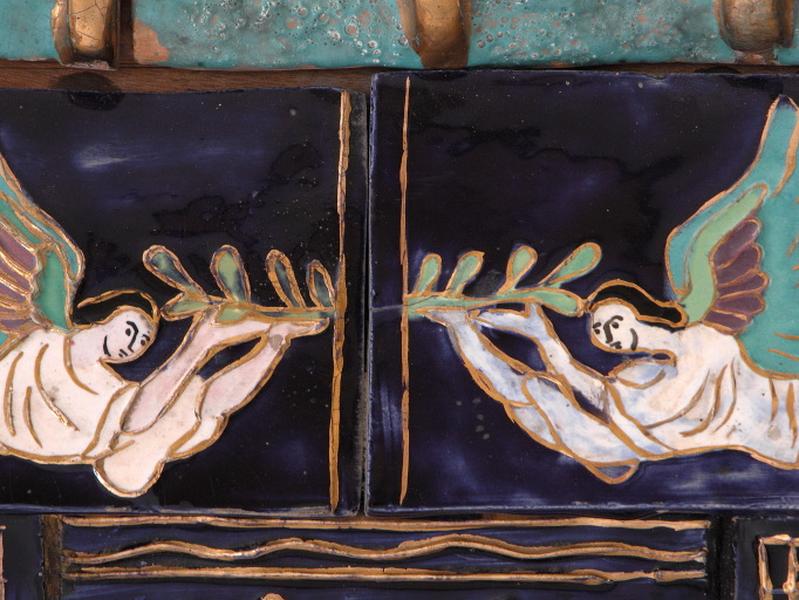 Détail d'une pente du toit : anges en vol.