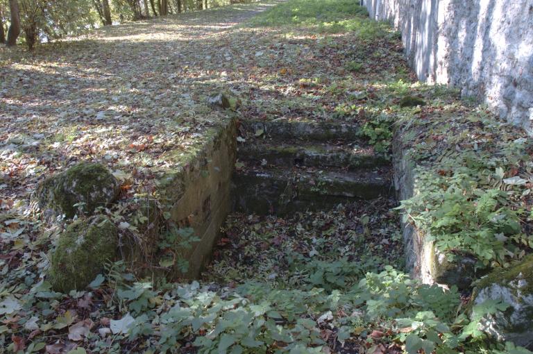 Au lieudit La Corne du Bois, vis à vis de douze caves creusées dans le coteau, une petite fontaine.