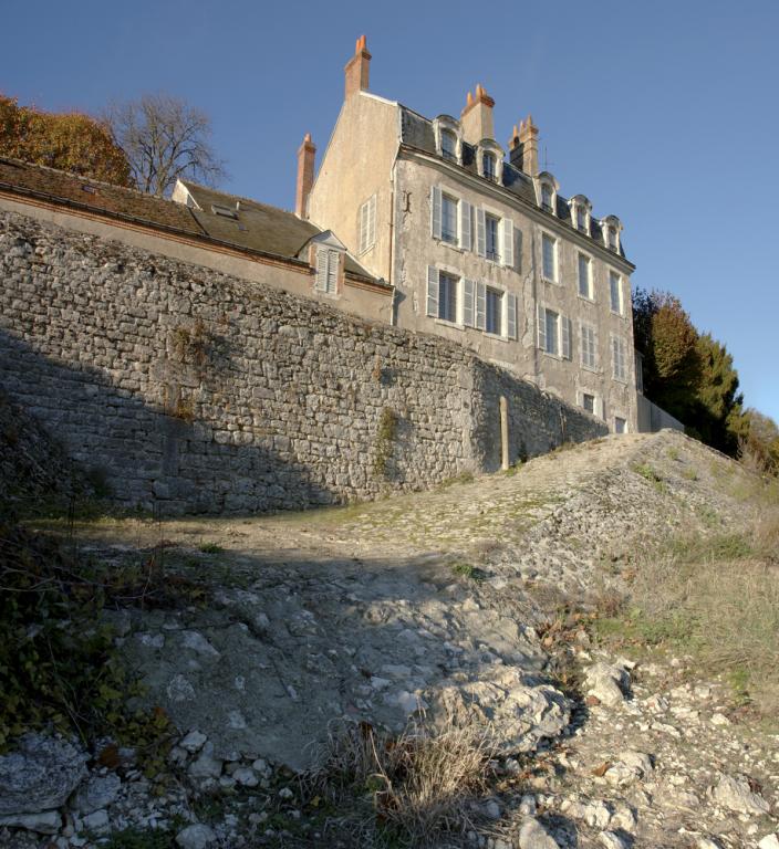 La propriété de la Grande Mouche et la cale en contrebas. Vue prise vers l'amont.