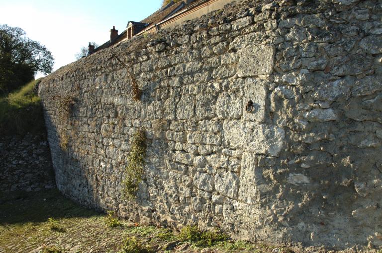 Mur de soutènement séparant la cale et le chemin de circulation.