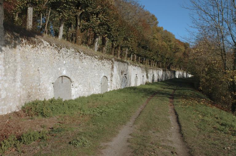 En amont de la maison d'habitation, une trentaine de caves creusées dans le coteau.