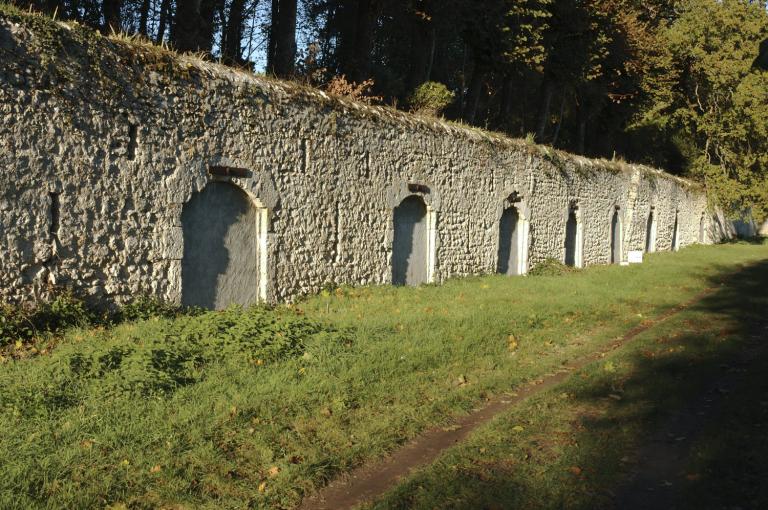 En amont de la maison d'habitation, une trentaine de caves creusées dans le coteau.