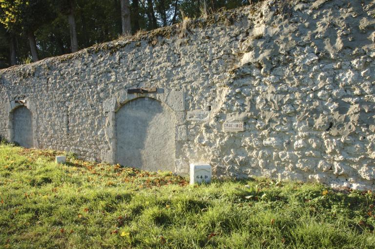 Caves creusées dans le coteau.