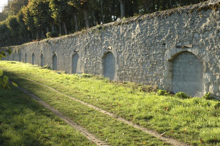 Caves creusées dans le coteau.