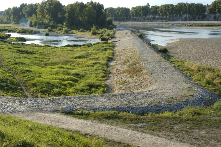Vue d'ensemble de l'ancien duit depuis la rive gauche, vers l'aval.