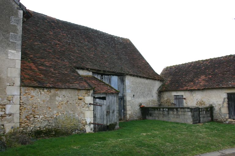 La grange et la porcherie.
