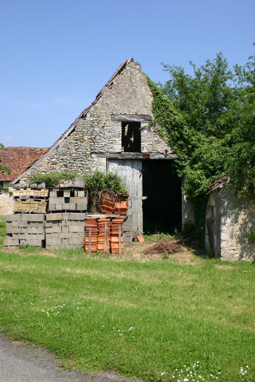 Pignon de la grange sur poteaux.