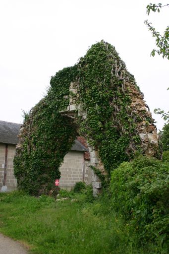 Porte de l'ancienne église de Lavaudieu.
