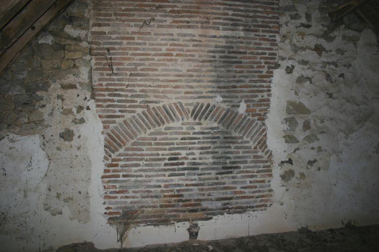 Souche de la cheminée dans les combles.