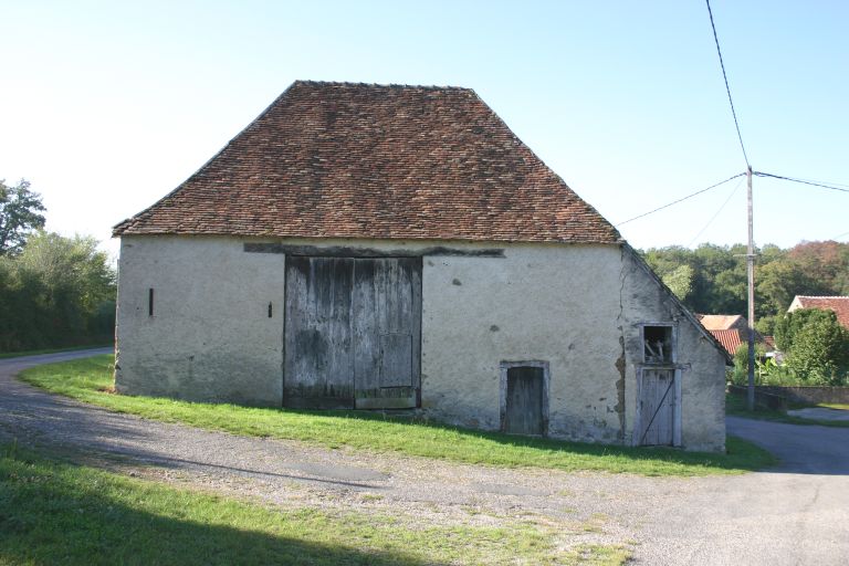 Grange au toit à croupes.