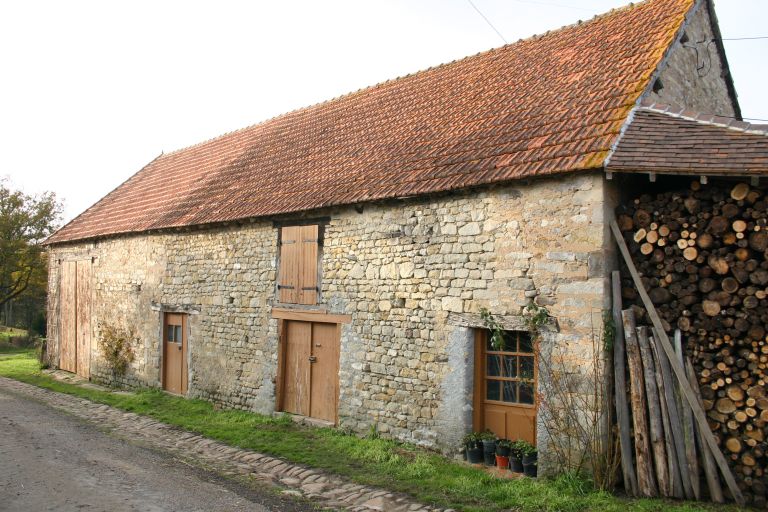 Bâtiment de grange et étable.