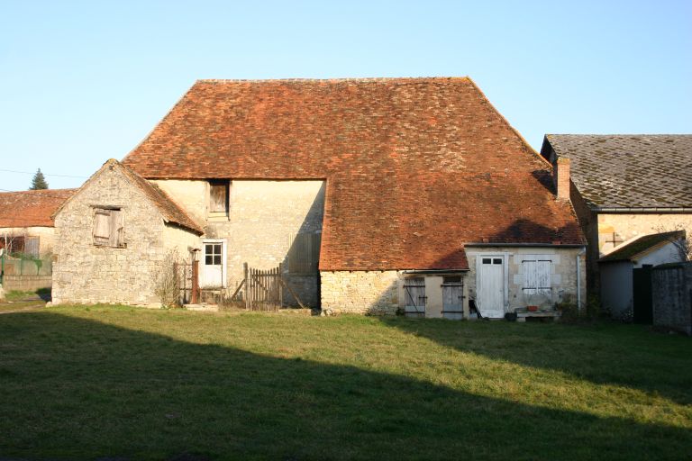 Bernier, bâtiment de grange et habitations sur la place commune, façade principale.