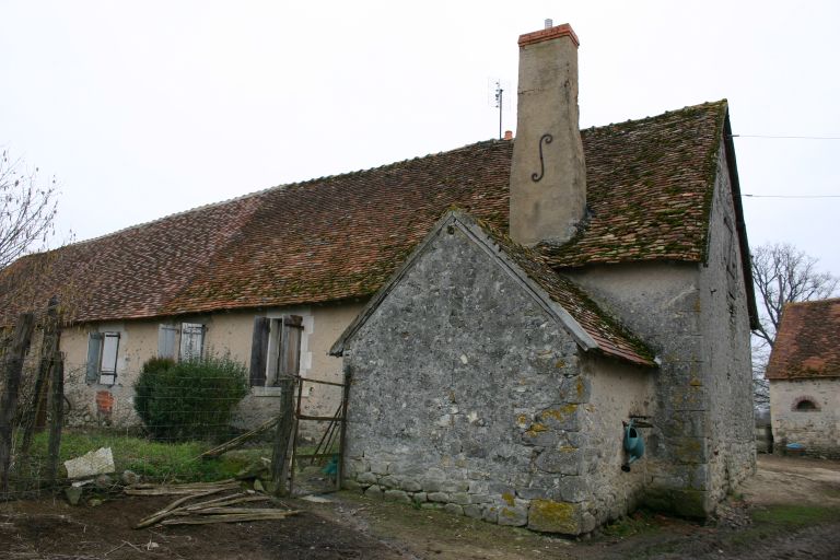 Arrière du fournil avec toit abritant la voûte du four.