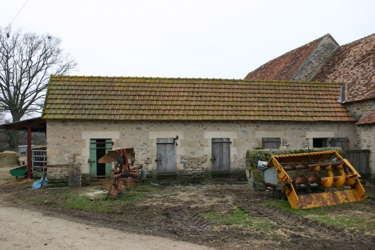 Porcherie à l'arrière de l'écurie.