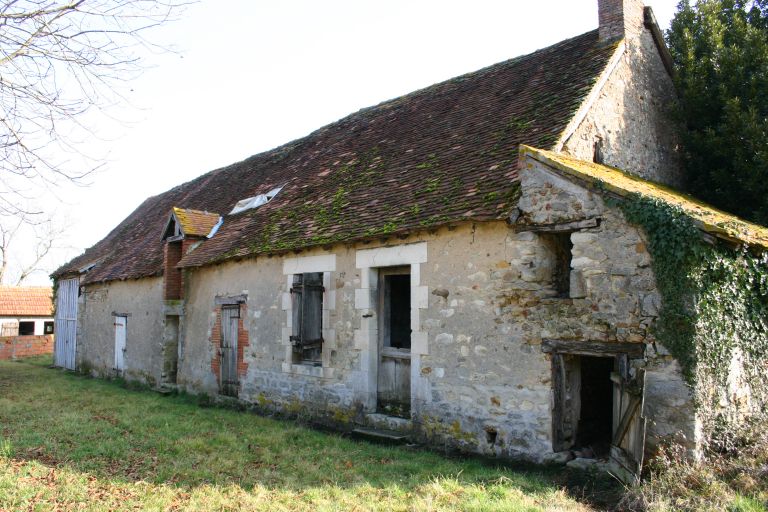 Bâtiment de logement, bergerie et grange.
