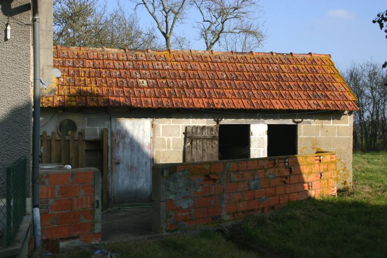 Porcherie en pignon de la maison.