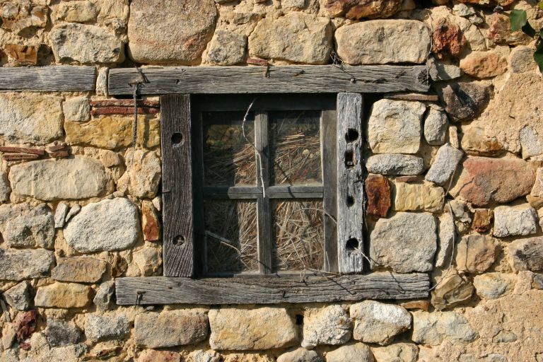 Ouverture sur l'arrière des habitations.