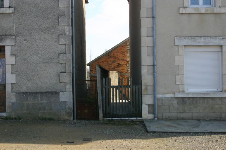 Entre les deux bâtiments.